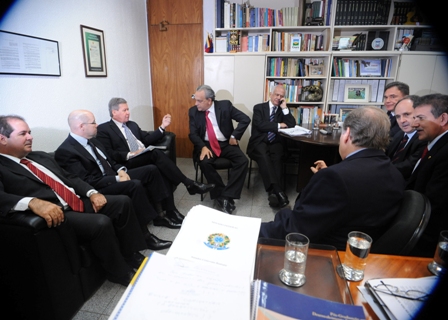 Senadores de oposição ao presidente do Senado, José Sarney, durante reunião