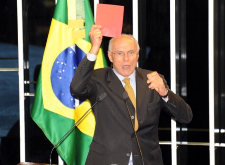 O senador Eduardo Suplicy mostra, em plenário, um cartão vermelho, dirigido simbolicamente ao presidente do Senado, José Sarney, pedindo seu afastamento Foto: Wilson Dias/ABr