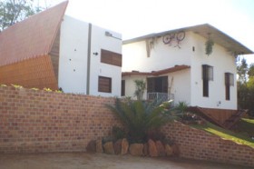 As duas casas têm área total de 152 m² e um jardim de 300 m². Obra custou cerca de R$ 180 mil (Foto: Álbum de família) 