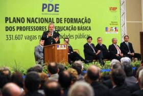 Brasília - Presidente Lula fala durante solenidade de lançamento do 1º Plano Nacional de Formação dos Professores da Educação Básica Foto: Wilson Dias/ABr