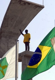 Brasília - Após confirmação de que Brasil vai sediar a Copa do Mundo de 2014, governo do Distrito Federal veste a estatua de JK com a camisa brasileira Foto: Valter Campanato/ABr 