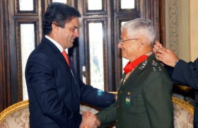 Governador Aécio Neves condecora o comandante Militar do Leste, general Rui Alves Catão,