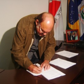 Sérgio Breder assinando ordem de serviço no valor de 200 mil reais