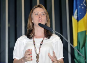 Brasília - A presidente União Nacional dos Estudantes, Lúcia Stumpf, fala durante sessão solene em homenagem aos 30 anos de reconstrução da entidade Foto: Marcello Casal JR/ABr
