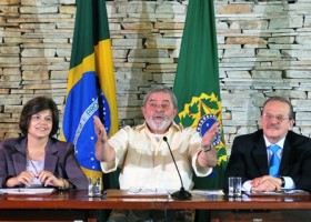 A ministra Dilma Rousseff, chefe da Casa Civil, o presidente Lula e o ministro da Justiça, Tarso Genro, durante reunião ministerial na Granja do Torto