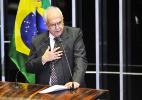 Brasília - Jarbas Vasconcelos critica, em plenário, a intervenção do presidente Lula em questões internas do Senado Foto: Fabio Rodrigues Pozzebom/ABr