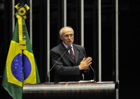 Brasília - O senador Eduardo Suplicy reitera em plenário sugestão de afastamento do presidente do Senado, José Sarney   