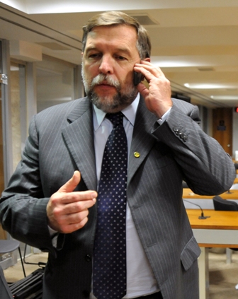 Brasília - Senador Flávio Arns fala ao celular após a reunião do Conselho de Ética do Senado que confirmou o arquivamento de denúncias de irregularidades feitas contra Jose Sarney e Arthur Virgílio Foto: José Cruz/ABr