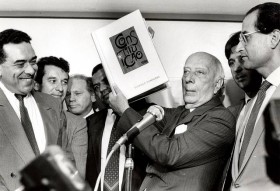 Brasília - O deputado Ulysses Guimarães mostra a Constituição brasileira, promulgada em 1988 Foto: Arquivo ABr