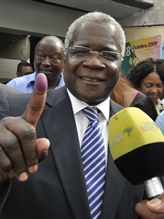 Líder da RENAMO não aceita os resultados preliminares das eleições, que põem o seu partido como a terceira força política, atrás do MDM