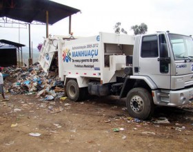 O caminhão prensa agiliza o recolhimento e armazena maior quantidade de lixo