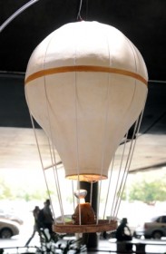 Brasília - Réplica do balão criado pelo padre Bartolomeru de Gusmão, considerado o pai das ciências aeronáuticas, em exposição no Aeroporto Internacional de Brasilia 