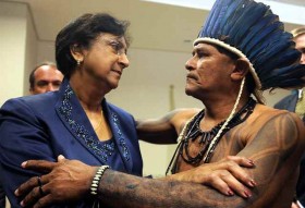 Brasília - A alta-comissária da ONU para Direitos Humanos, Navanethem Pillay, cumprimenta o Capitão Potiguar, que apresentou relatório sobre a situação dos povos indígenas no Brasil Foto: Elza Fiúza/ABr 
