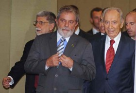 Brasília - O presidente Luiz Inácio Lula da Silva recebe o presidente de Israel, Shimon Peres Foto: Roosewelt Pinheiro/ABr