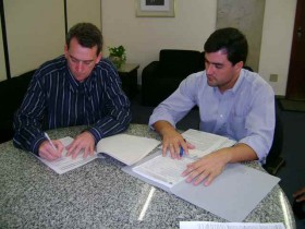 Assinatura do convênio poço artesiano na sede da SEDRU-MG