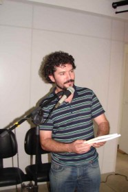 O escritor Bibiano Alex Rocha apresentando o seu livro na Câmara Municipal de Manhuaçu, em 03/12/2009