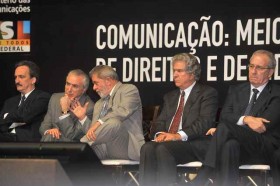 Brasília - O presidente da Câmara, Michel Temer, e o presidente Lula, conversam durante abertura da 1ª Conferência Nacional de Comunicação Foto: José Cruz/ABr 