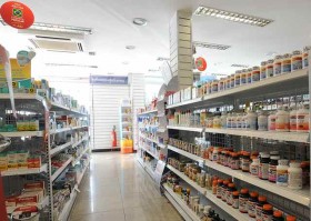 Brasília - De acordo com uma nova determinação da Agência Nacional de Vigilância Sanitária (Anvisa), os medicamentos só podem ficar expostos na parte interna dos balcões das drogarias