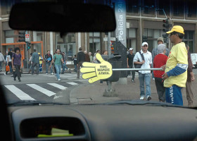 Homem trabalhando na campanha de trânsito de orientação para preferência de pedestres nas faixas. Foto: Francisco Emolo/Jornal da USP