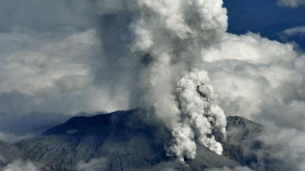 1411840085014-monte-ontake-o-segundo-maior-vulcao-do-japao-entra-em-erupcao