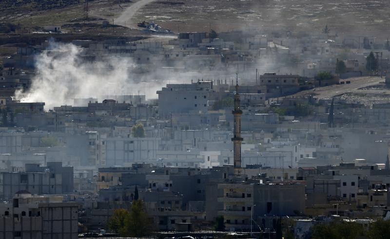 Fumaça sobre cidade de Kobani perto da fronteira Turquia-Síria