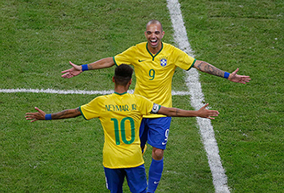Diego Tardelli comemora gol do Brasil contra Argentina