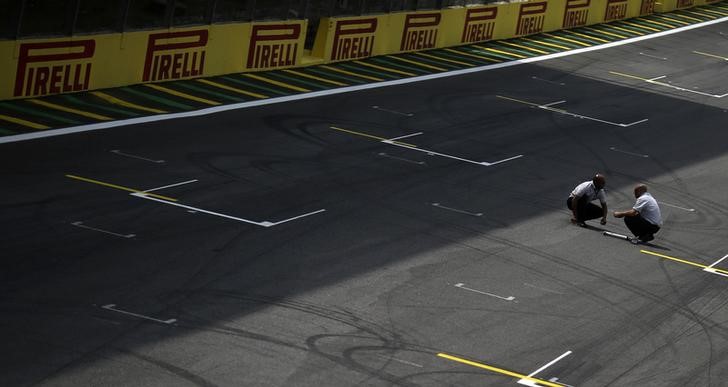 Funcionários da Pirelli inspecionam asfalto do circuito de Interlagos, em São Paulo