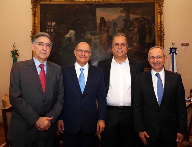 30-06-2015; Rio de Janeiro; Governador Luiz Fernando Pezão em reunião com governadores do Sudeste; Foto: Carlos Magno