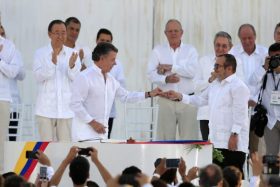 Com todos os convidados vestidos de branco, presidente da Colômbia e líder das Farc assinam acordo de pazAgência Lusa/EPA, Ricardo Maldonado/Direitos Reservados