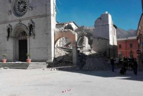 A Basílica de São Benedito, em Norcia, na região central da Itália, ficou completamente destruída, após o forte tremor deste domingoCláudio Sebastiani/Ansa/Direitos Reservados