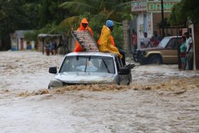 Um grupo de pessoas tenta cruzar uma via alagada in Leogane, no Haiti, após a passagem do Furacão Matthew. O país já registrou 21 mortes em decorrência do furacãoOrlando Barria/EPA/Agência Lusa/direitos reservados