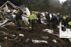 Policiais fazem o resgate das vítimas do avião da Chapecoense que caiu no trajeto da Bolívia para a Colômbia Divulgação/ Polícia de Antioquia
