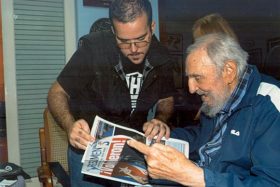 Foto do dia 23 de janeiro divulgada pelo site cubano Cubadebate em 3 de fevereiro. Na imagem, Fidel Castro lê um jornal durante encontro com o líder estudantil Randy Perdomo GarciaFoto de divulgação/direitos reservados