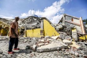 Terremoto destruiu mesquita na Indonésia               HOTLI SIMANJUNTAK/Agência Lusa